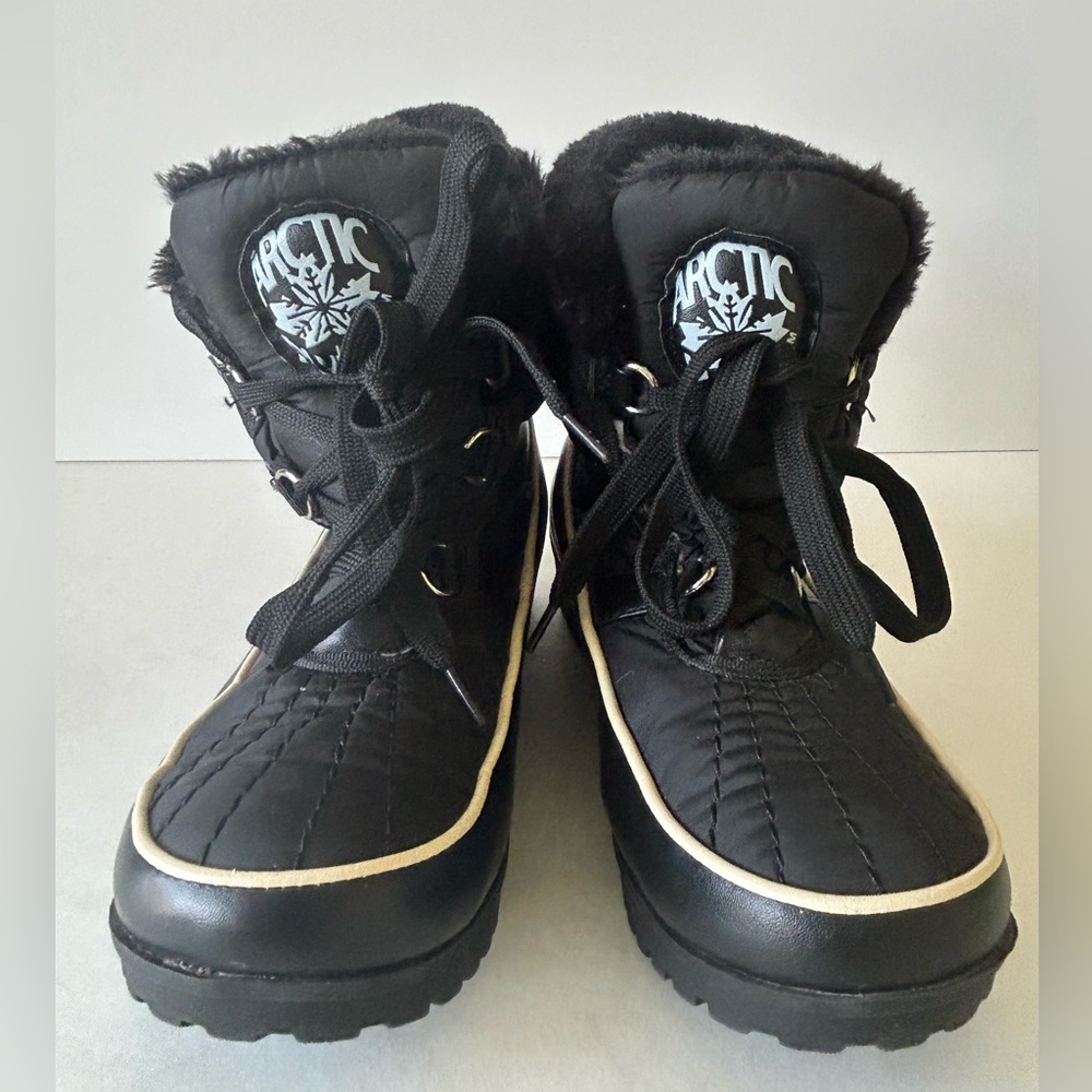 Artic Plunge winter boots 6.5 
Black with white trim